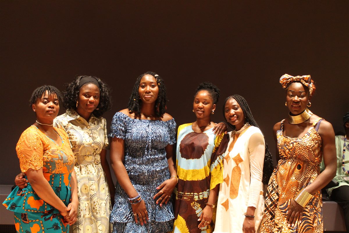 Women of Stimme Afrikas wearing colourful African clothing